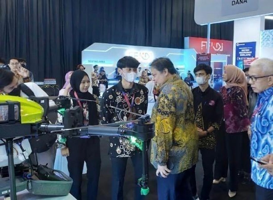 Kunjungan Menko Bidang Perekonomian pada booth ASTRA International dan FDS di pameran FEKDI